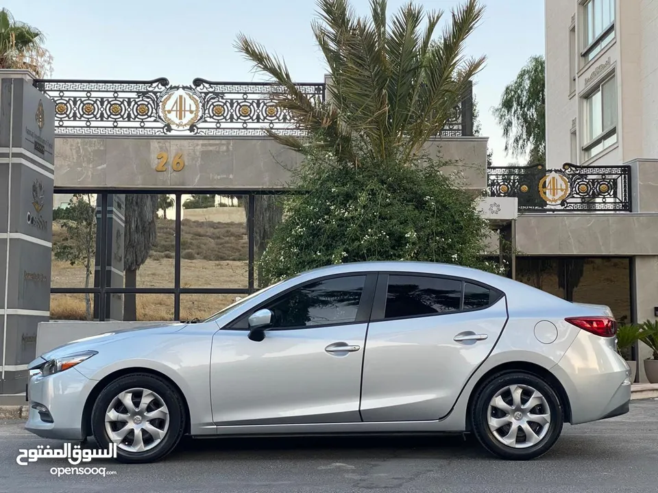مازدا زوم 3 -  2019  بسعر 11600 دينار  كاش لون سلفر    لم تعمل سياحي او تطبيقات نهائي