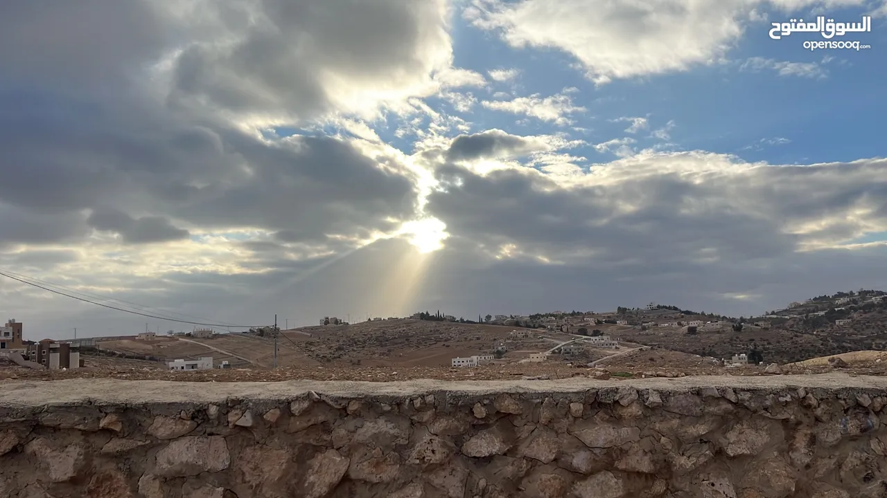 بسم الله الرحمن الرحيم ارض للبيع مساحه 600م2 في رجم شوف بالقرب منّ شفابدران جميع الخدمات على شارعين