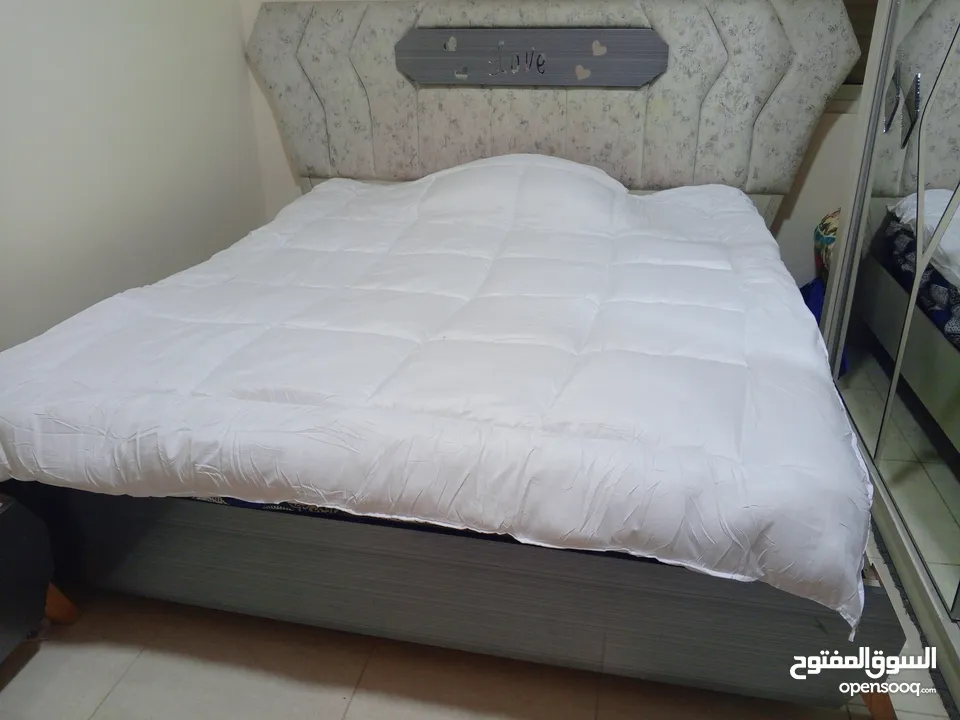 غرفة نوم وملحقاتها كاملة / تخت + خزانة + كومدينة + راسية عدد 2 + فرشة زنبركية