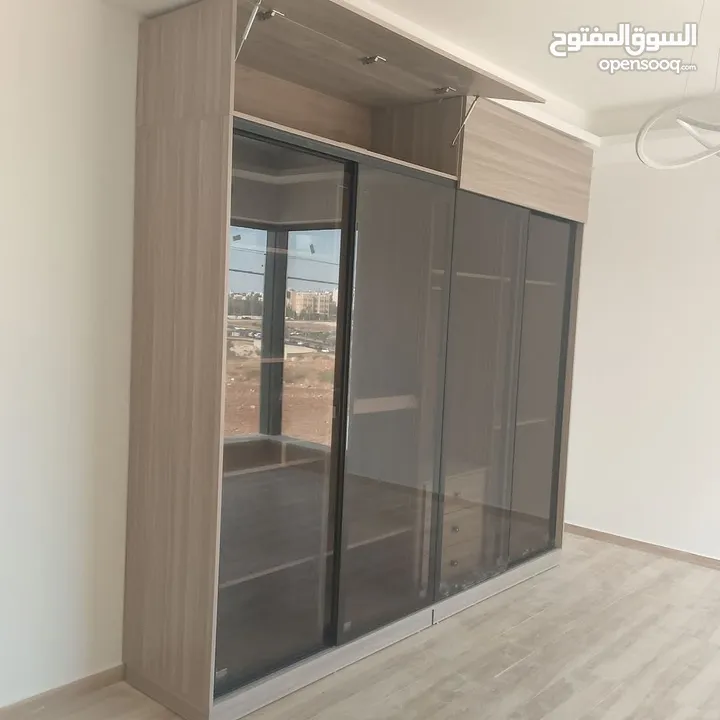 خزائن جامبو واجهات زجاج واضاء