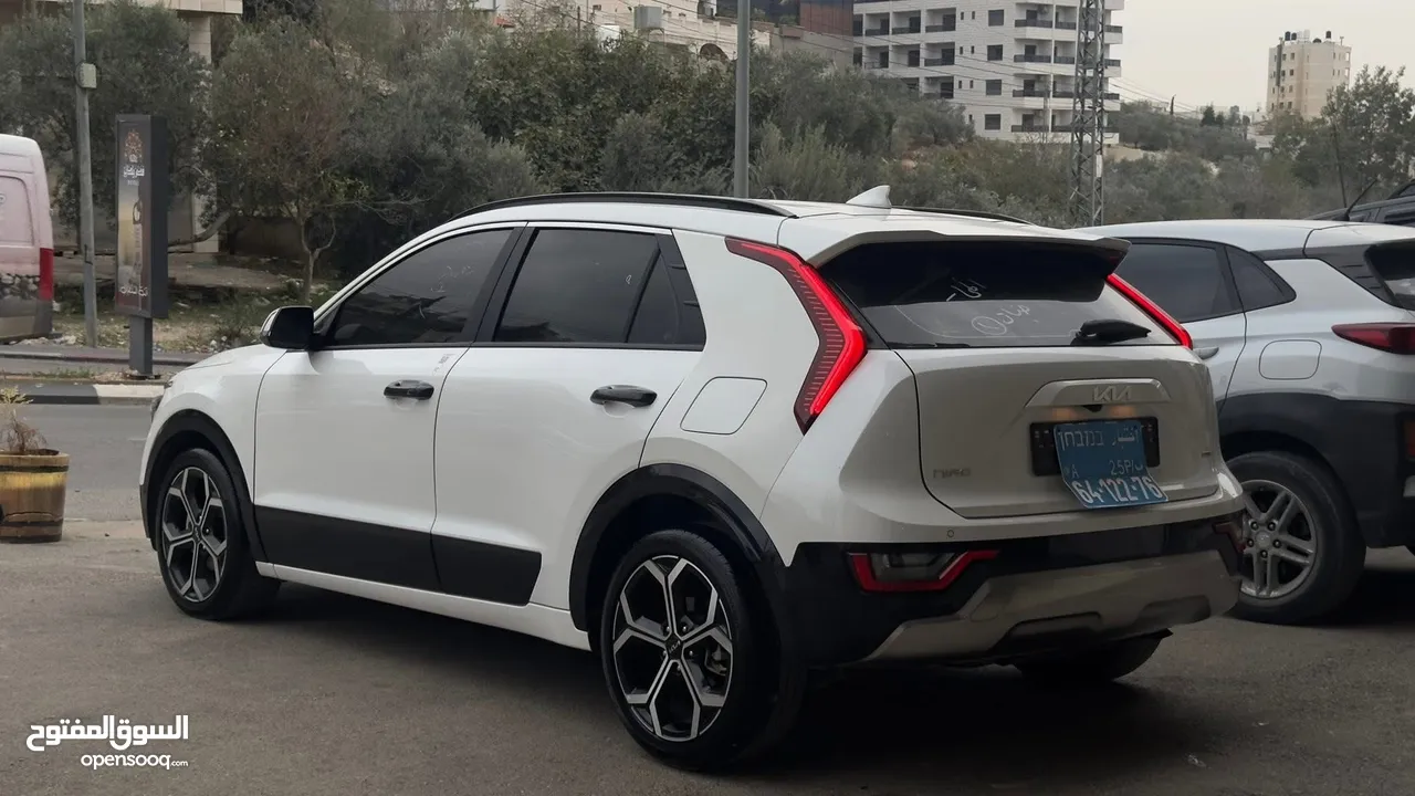 كيا نيرو لون ابيض