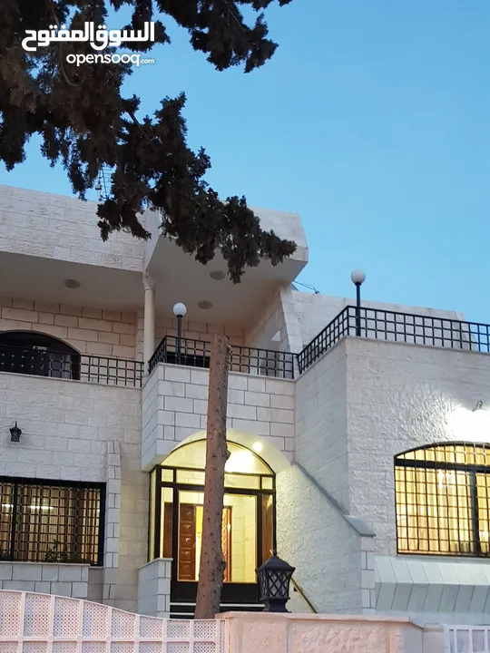 منزل (فيلا) مستقلة استثنائية بموقع مميز مكونة من ثلاث طوابق للبيع بسعر مغري