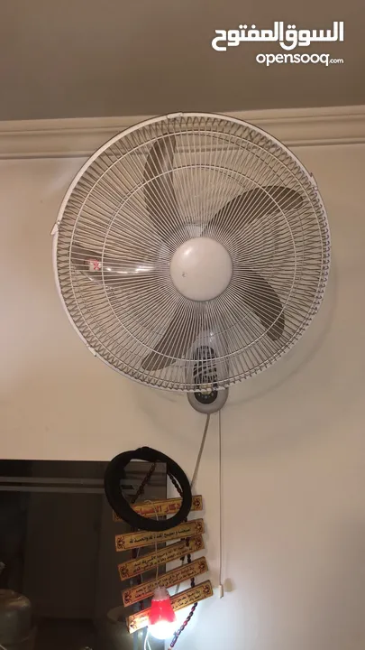 ثلاجه وفرن غاز بحاله ممتازه بسعر مغري بداعي السفر