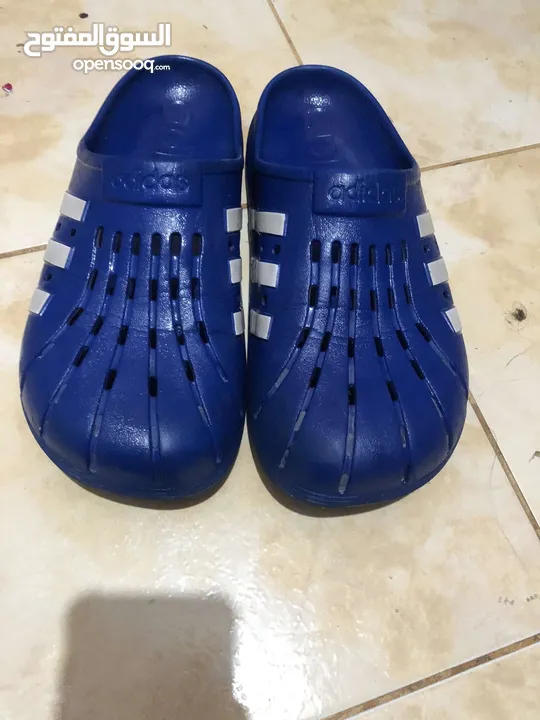 جزمتين اديداس (ADILETTE CLOGS) نظيفة للبيع بسعر جبار