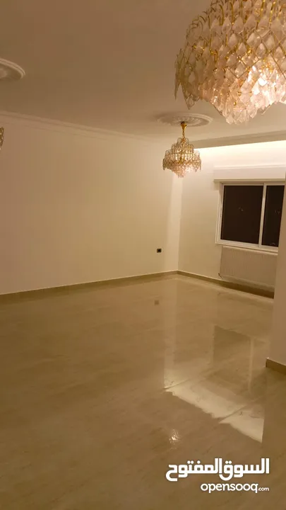 شقه فارغه فاخره ومميزه جدا  سوبر ديلوكس للايجار لم تسكن بعد التجديد نهائيا 200متر