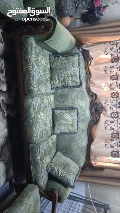 طقم كنب 8 مقاعد  للبيع موجود برصيفه قشاك اسود اصلي مافيه كحوت او ضربات بصلاه ع نبي