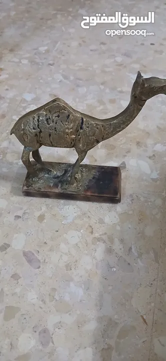 جمل نحاس أثري منحوت عليه النحت الاشوري للبيع اقرأ الاعلان