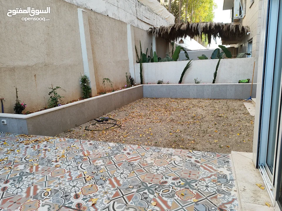 شقة مع حديققققة فخمه جديده مفروشة للإيجار في عين منجد