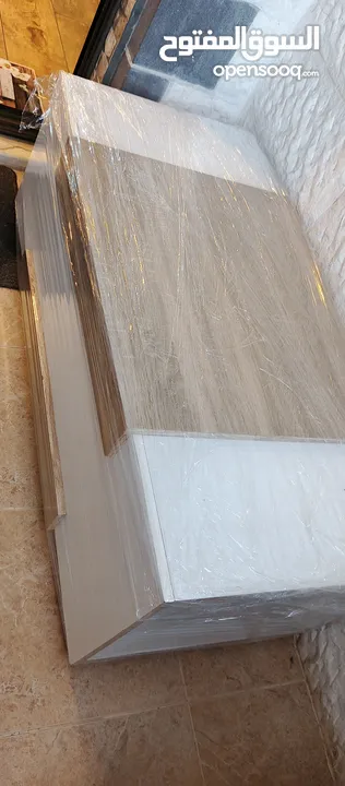 طاولة وسط ومعها طقم سيرفيس