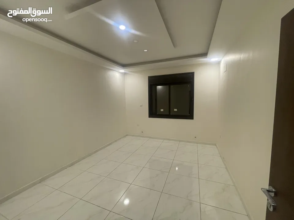 طالبات طلاب شقة فاخرة فارغة للايجار طابق ثاني مصعد مساحة  190م واسعة الراهبات كل طابق شقتين