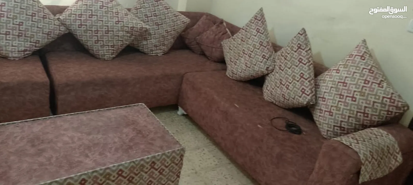 طقم كنب عدد 2 جديد استعمال اسبوع واحد البيع لسبب السفر السعر مناسب بحدود المعقول مع ممرات سجاد