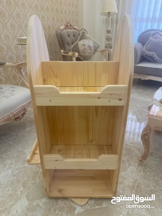 مكتبة اطفال مع قاعدة متحركة