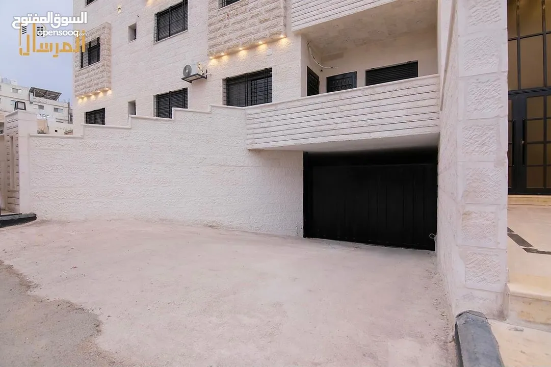 شقة طابق ارضي مساحة 130 م مع ساحات واسعه عند ضاحيه الحسين بجانب حديقة الاستقلال