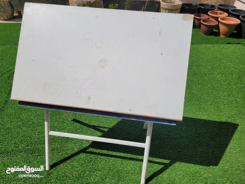 طاولة مرسم 105cm * 62cm مستعمل بحالة ممتازة