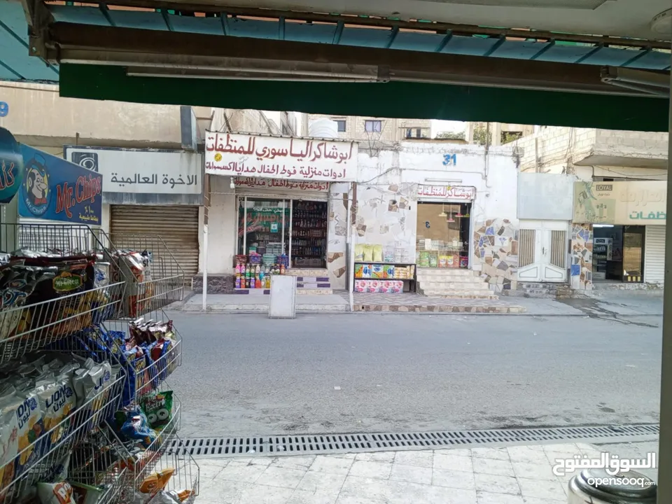 مجمع تجاري مكون من 3شقق +بيت جانبي +مخازن عدد2