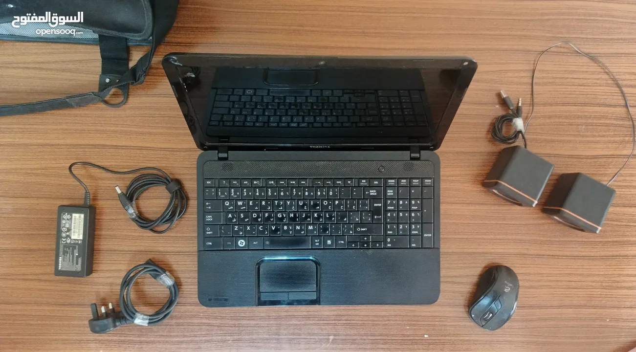 للبيع لابتوب Toshiba Satellite C850-A786 تصميم أنيق وهيكل خارجي بحالة جيدة .
