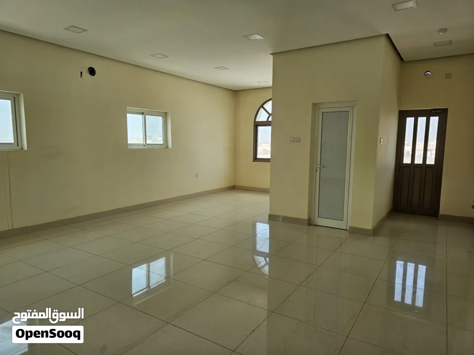 مكتب للايحار في سلماباد الجديدة قرب المدينة للزجاج