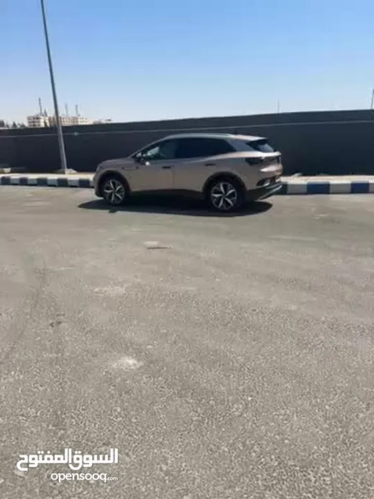 للبيع فولكس فاجن اي دي فور بيور بلص موديل 2021 لون ذهبي  VW ID4 crozz pure+ 2021 Gold color