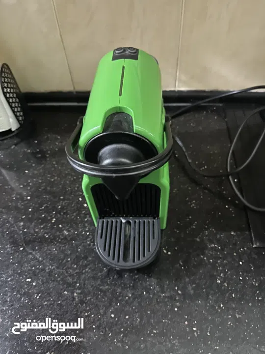 الماكينة هي Nespresso Inissia (نسبريسو إنيسيا)