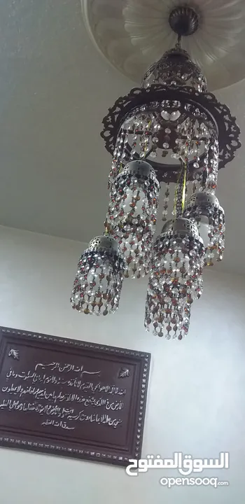 ثريا كرستال لون عسلي وابيض مكونه من سبع لمبات اضاءه ممتازه بسعر مغري