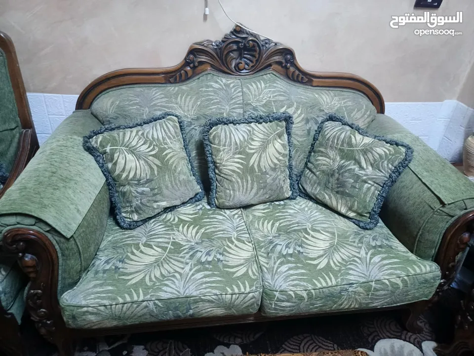 طقم كنب 8 مقاعد  للبيع موجود برصيفه قشاك اسود اصلي مافيه كحوت او ضربات بصلاه ع نبي