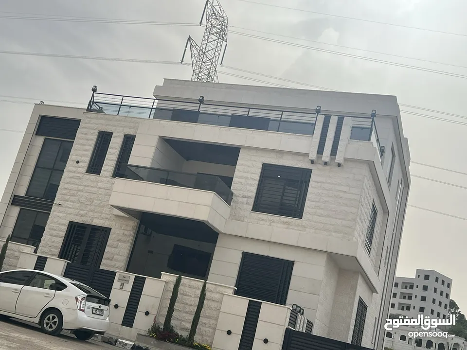 فيلا فاخرة مميزة للبيع ضاحية الامير علي موقع مميز وقريب من الخدمات 750 م بناء