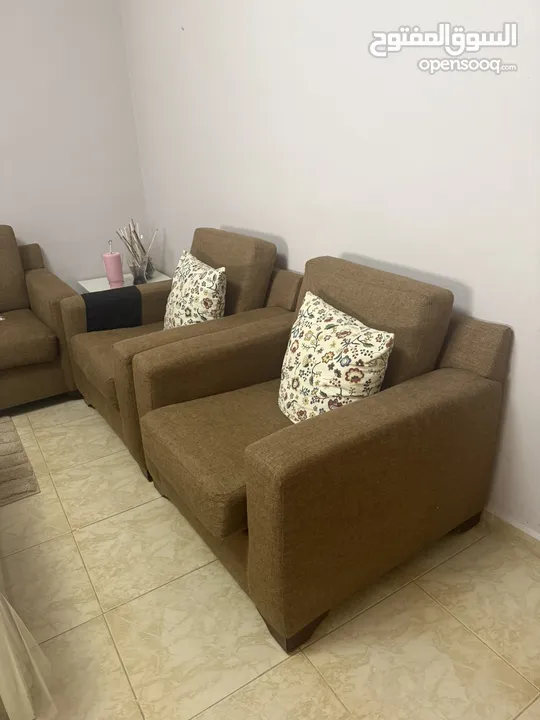 طقم كنب بني للبيع بحالة جيدة