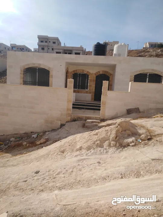 بيت مع أرض للبيع بمنطقة شومر