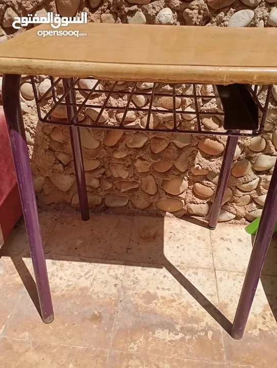 طاولة تصلح لدراسة أو للكمبيوتر