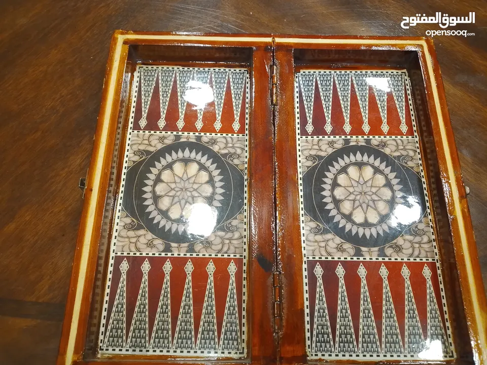 طاولة شطرنج مع الزهر (لا يوجد قطع زهر)