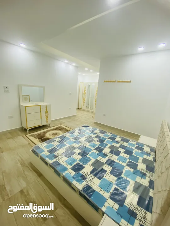 شقة حديثة للايجار نص فرش  غرفة استقبال وثلاثة غرف و ثلاثة حمامات ومطبخ