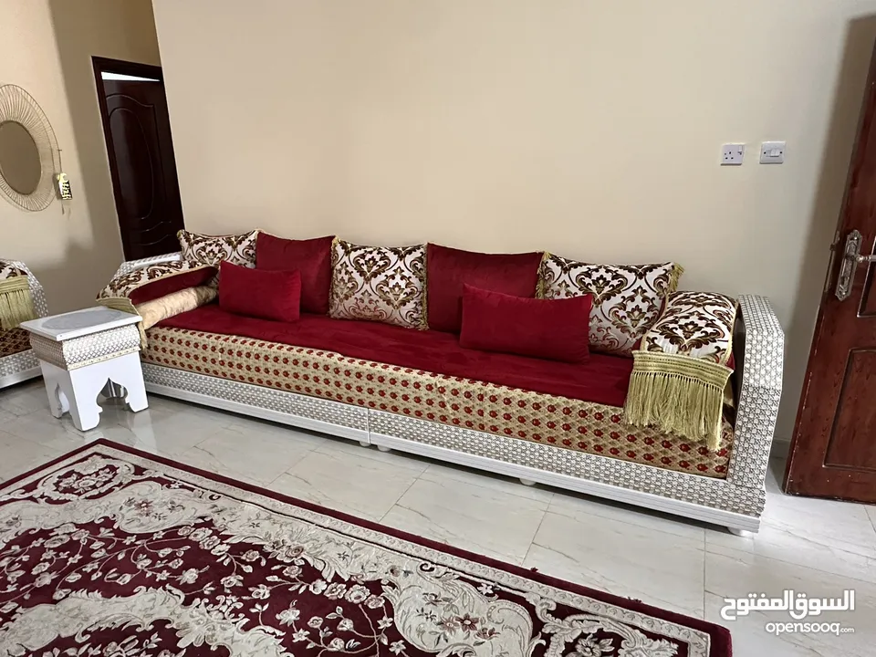 كنب مجلس رائع مع الطاولات