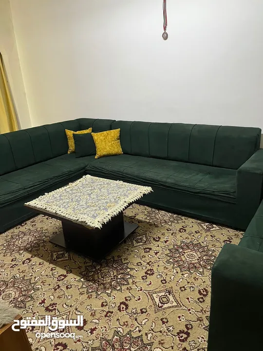 كنب وطاولة وخزانة تلفزيون ومروحة