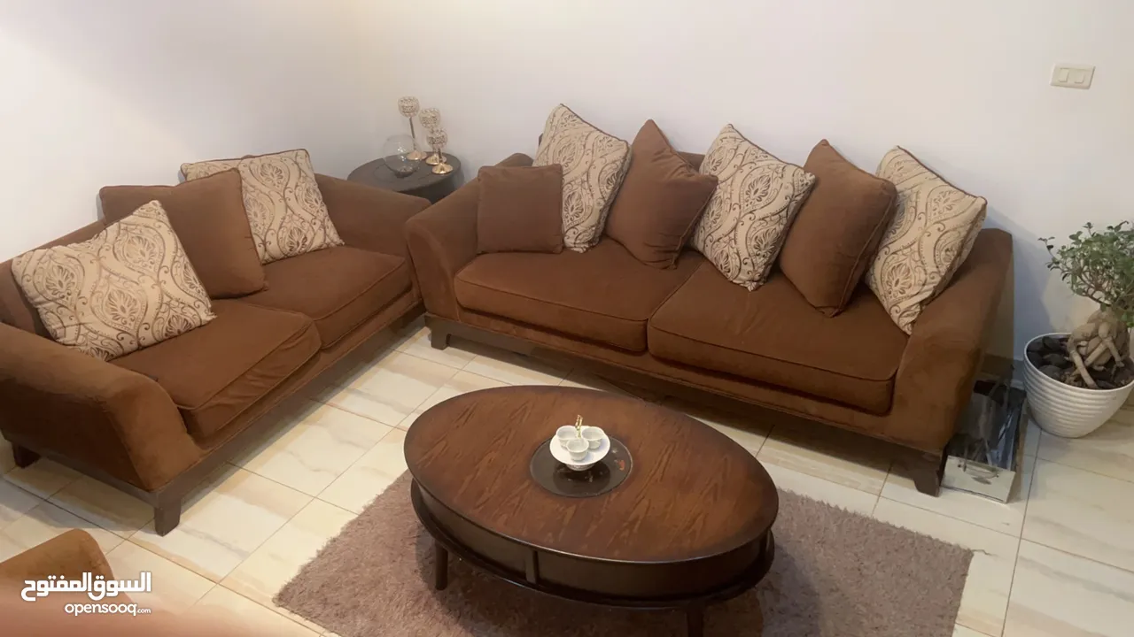 صالون كامل طقم امريكي وطاولات خشب وقطعة سجاد مع ثريا خشب