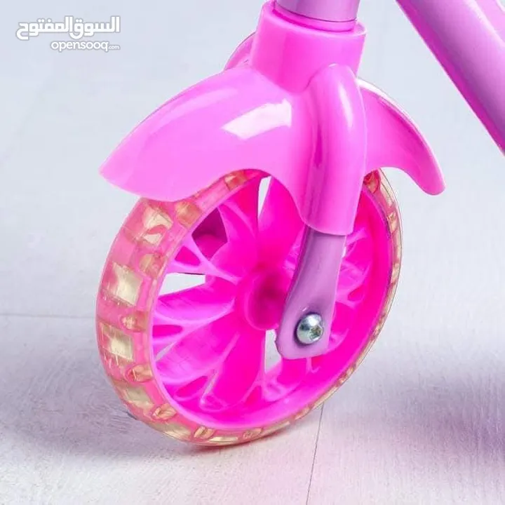 سكوتر أطفال  مع موسيقى اضائه نوعيه ممتازه وسعر رخيص.. امكانيه التكبير و التصغير..متوفر توصيل فوري