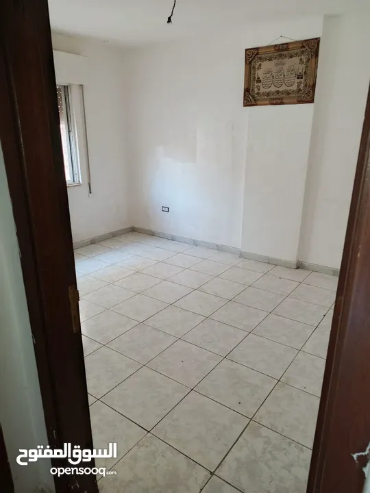 شقه 100 متر طابق اول 3 غرف نوم وصالون كبير وحمامين ومطبخ راكب وبرنده ويوجد اصنصيل وكراج عماره موجوده