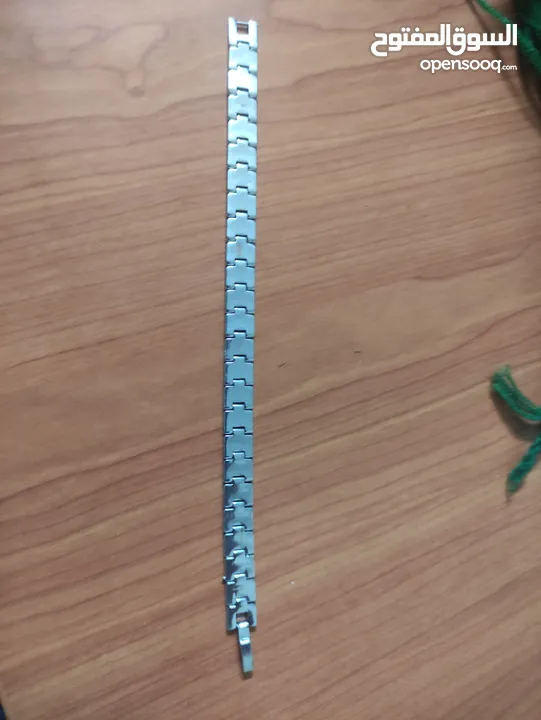 Stainless steel bracelet with starburst engraving. سوار ستانلس ستيل مع نقش متكرر لإنفجار نجمي