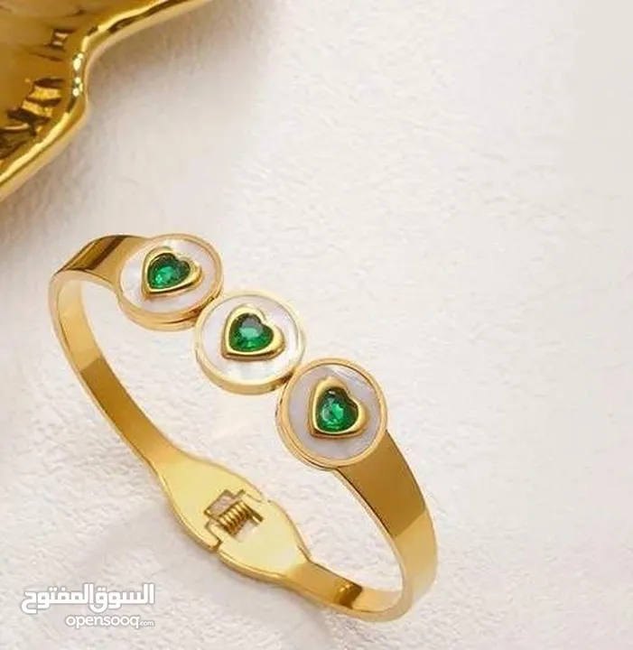 سوار ذهبي فاخر بتصميم أنيق ومميز