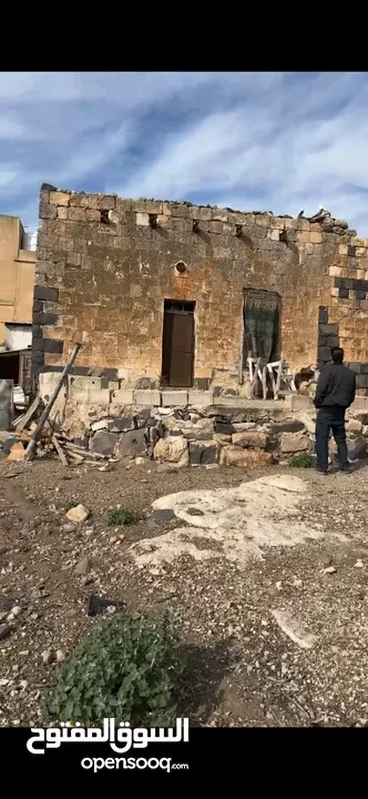 غرفة احجار  قديمه جدا..يوجد فيه اكثر من 1500حجر.تنفع  غرفه امام  حديقه او  فله او  منتزه