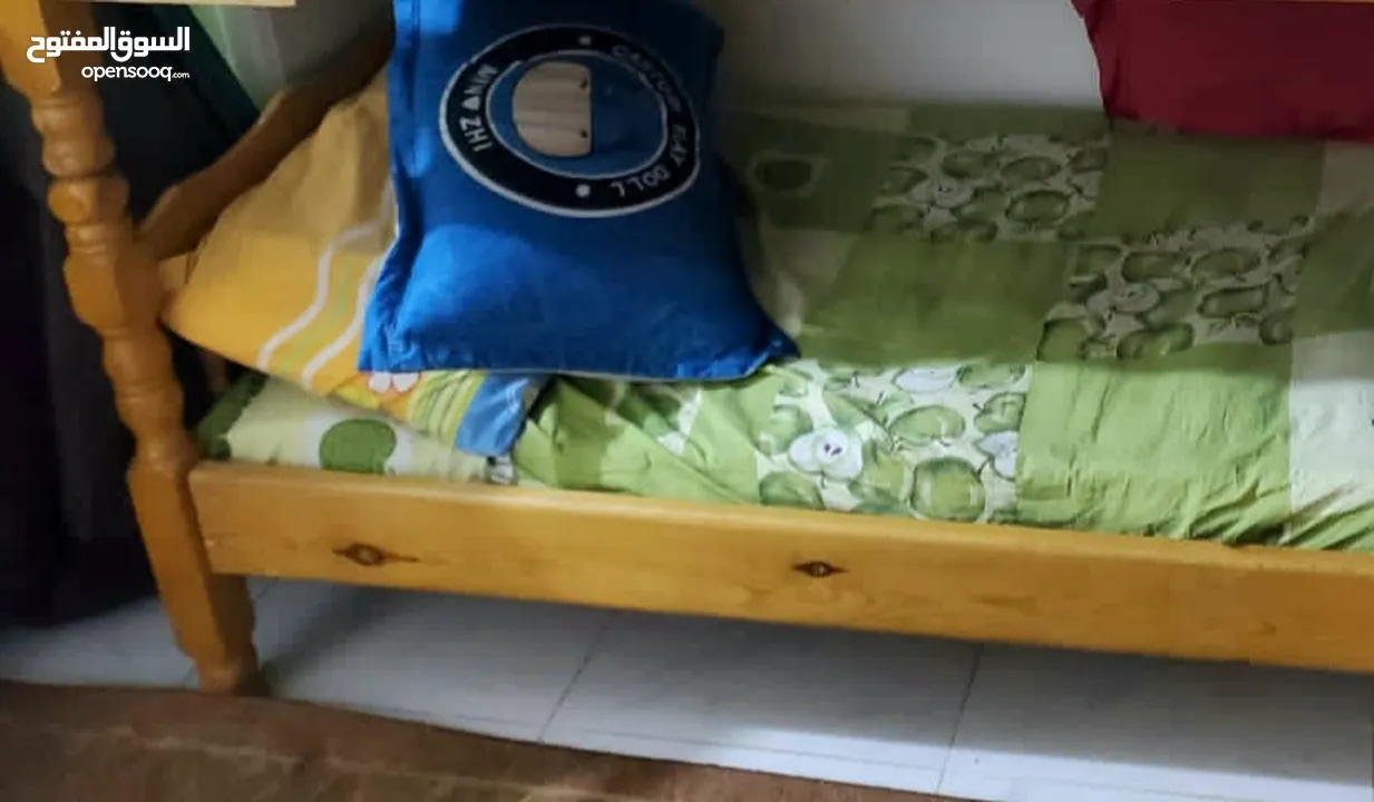 سرير نفر سويدي مستخدم نظيف + ثنتين تسريحات مستخدم نظيف