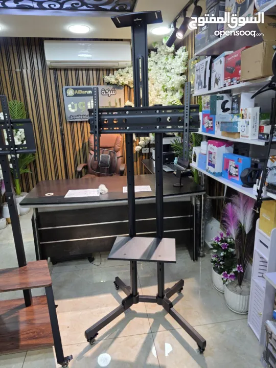 ستاند تلفزيون متحرك حديد + خشب (ثقيل ومتين) يتحمّل شاشات لغاية 85 بوصة هيكل حديد سميك قوي جدًا .