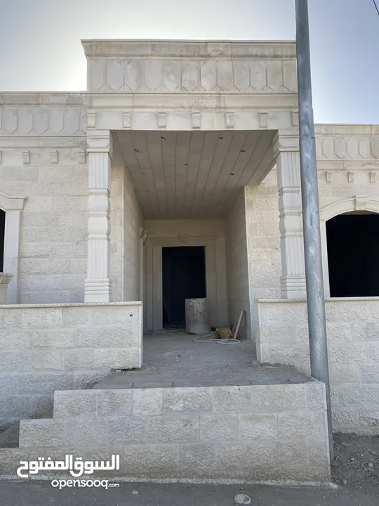 بيت عظم للبيع واجهه حجر مقصور من الداخل مسور من الخارج وبورسلان كامل داخلي موجود مطوب ومرخص