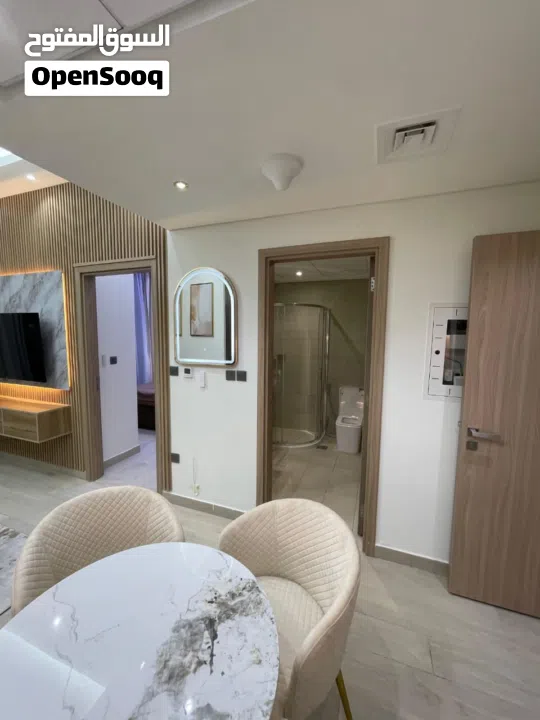 شقه متميزه بمسبح خاص بحث الجميع فرضه ذهبيه بجوار اكبر بحيره صناعيه شقه غرفتين وصاله بأقل سعر بكل دبي