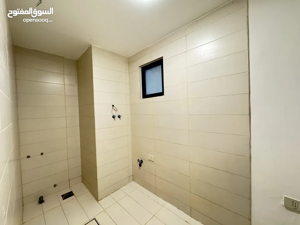 شقة طابق شبه ارضي للبيع مساحة 200م مع ترس وحديقه وكراج 250م بأجمل مناطق خلدا (مشروع 114