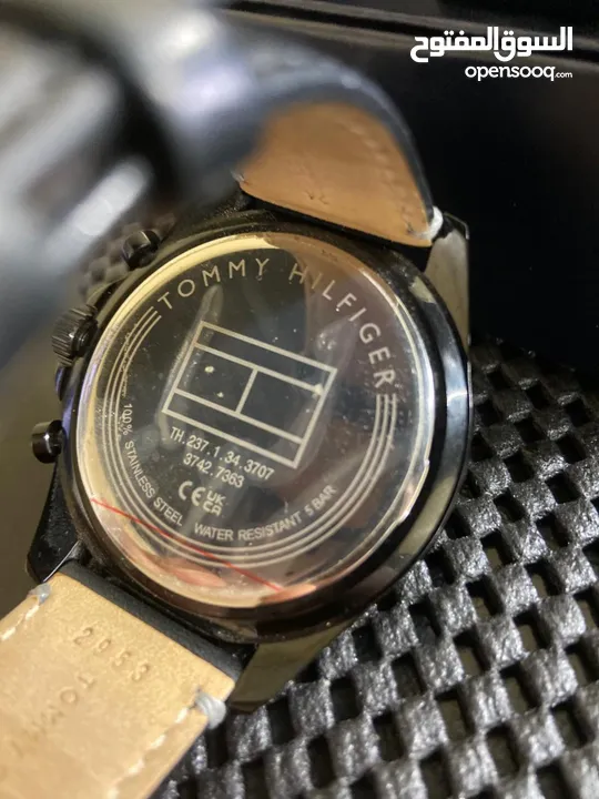 ساعة TOMMY HILFIGER WATCHES جديدة من شركة TIME CENTER للبيع بسعر مغري نظيفة جدا استعمال بسيط be