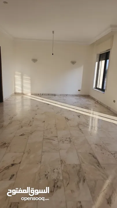 شقة مميزة ديلوكس طابقية للايجار Deluxe Apartment for Rent 7th circle حي سكني هاديء قرب نادي السيارات