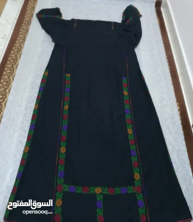 ثوب تطريز يدوي للبيع مشغول بالحبه وحرير اصلي