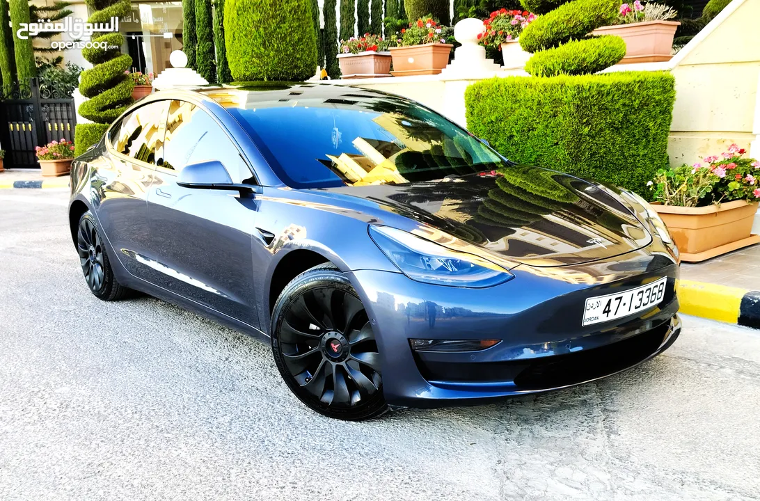 تيسلا 2021 model 3 فحص كامل 4 جــيـــد اوتوسكور B بحالة الوكالة لون مميز للبيع بسعر لقطة ومحروووق