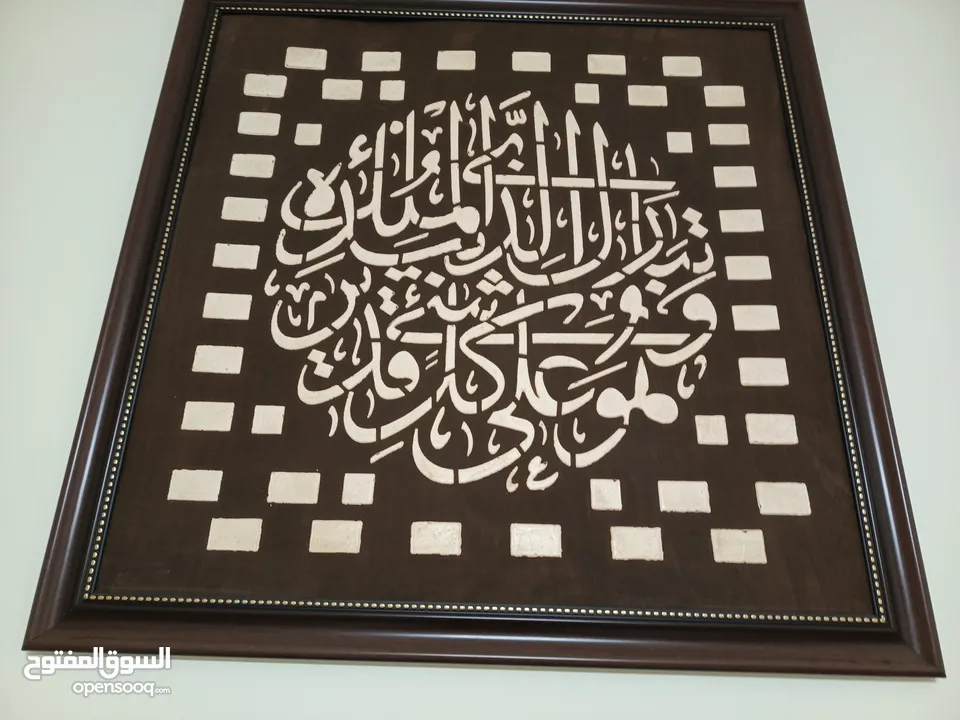 مرايا مميزه مع قاعده سله لون ابيض ثقيله مع امكانيه للتعليق بالحائط مع عجلات لسهوله التنقل من مكان لآ