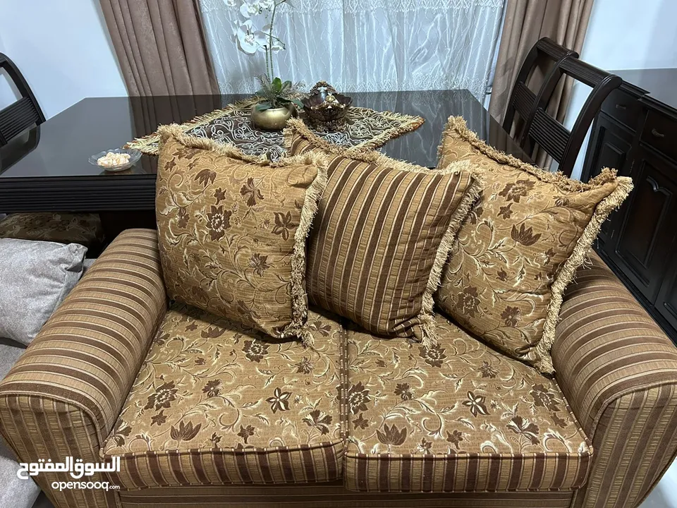طقم كنب 7مقاعد للبيع بحالة جيدة جدا  السبب ا ضيق المكان